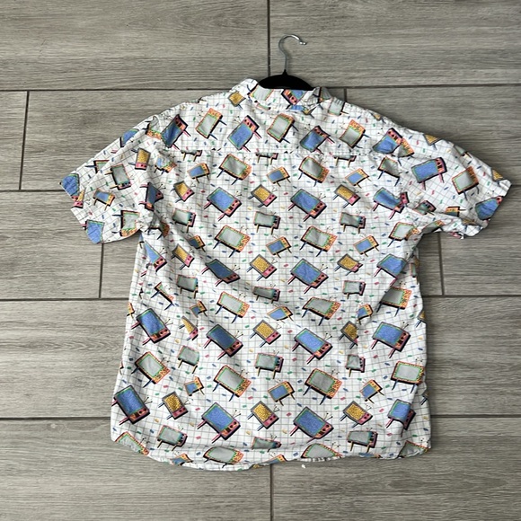 Super Massive Cotton Retro TV Print Short Sleeve Button Up Size Large - Picture 8 of 8